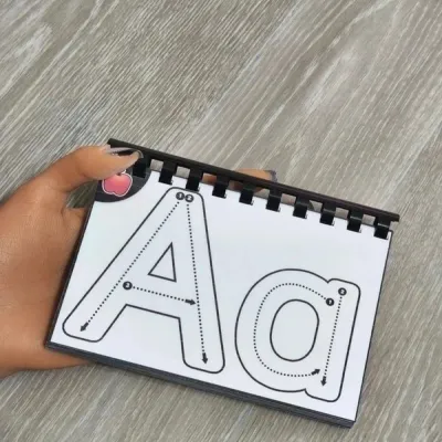 Livret relié de 26 Grandes cartes pour apprendre à tracer les lettres Montessori